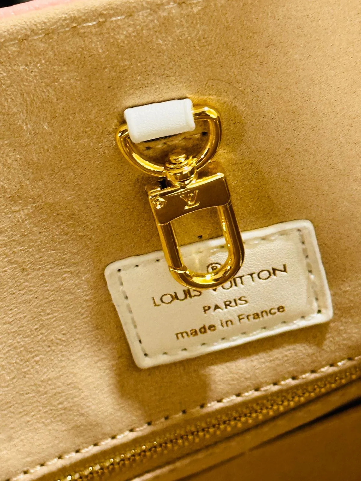 Louis Vuitton On the Go Tote: Timeless Elegance (Light Purple)